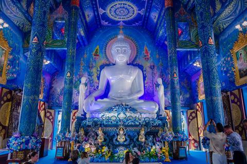 Excursión a los templos rojo, azul y blanco y a las aguas termales desde Chaing MaiTemplos rojos, azules y blancos y viaje a aguas termales desde Chaing Mai