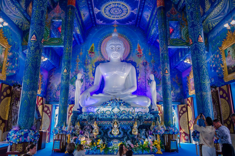 Excursión a los templos rojo, azul y blanco y a las aguas termales desde Chaing MaiTemplos rojos, azules y blancos y viaje a aguas termales desde Chaing Mai