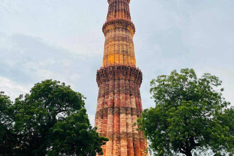 Delhi: tour turístico privado de la Vieja y la Nueva DelhiTour de medio día por la Ciudad Vieja de Delhi con coche, conductor y guía turístico