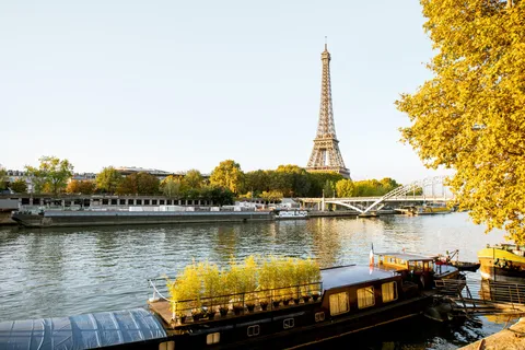 Paris : Dîner-croisière gastronomique de 3 plats avec vin français