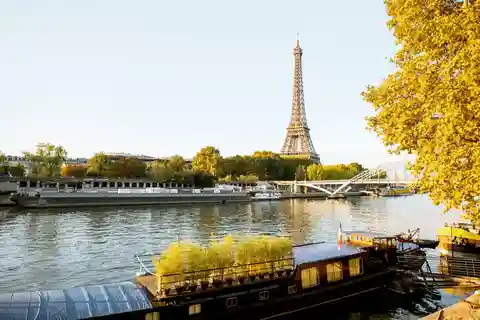 Paris: Gourmet 3-Course Dinner Cruise with French Wine