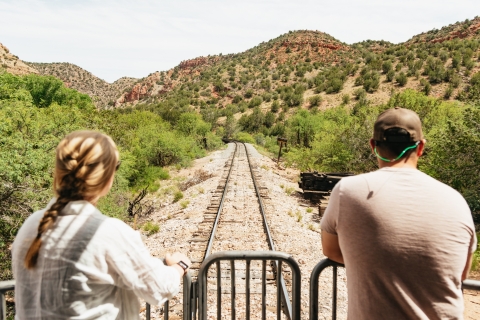 Z Sedony: wycieczka samochodami zabytkowymi po kanionie VerdeSedona: Ucieczka z winogronowego pociągu - linia kolejowa Verde Canyon