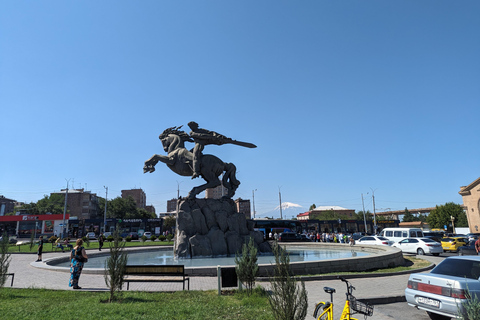 Tour della città sovietica di Yerevan