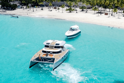 La Romana: Saona Island Private Catamaran Tour with Lunch