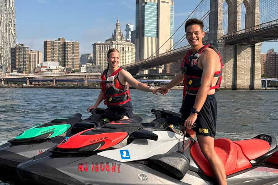 NYC: Jetski-Tour mit Blick auf die Skyline von Manhattan. Foto: GetYourGuide NYC: Jetski-Tour mit Blick auf die Skyline von Manhattan. Foto: GetYourGuide
