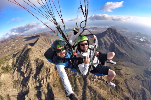 Tandem-paraglidingvlucht in Tenerife.Bronzen vlucht 800 meter opstijgen, 15-20 minuten vliegen