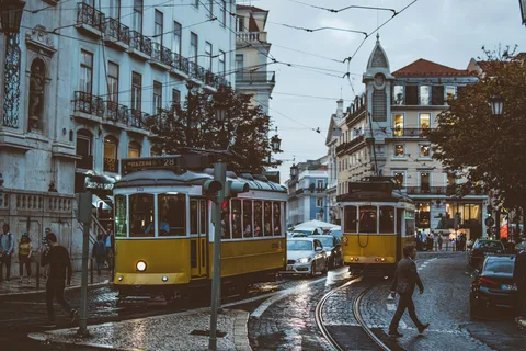 Visita de Lisboa con guía local. Coche privado + tour a pie