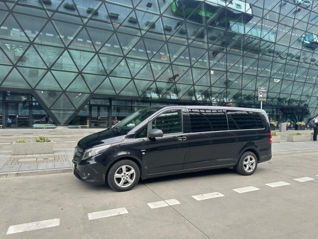 Krakow: Private Transfer to or from Krakow Airport