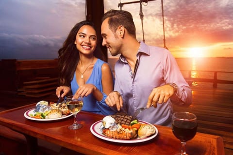 Cancun: Columbus Romantic Dinner Cruise