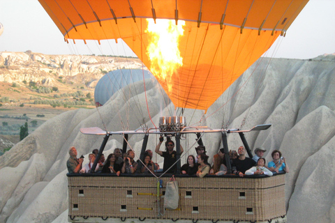 Kappadokien HotAirBalloon-flygning vid soluppgången i Fairychimneys