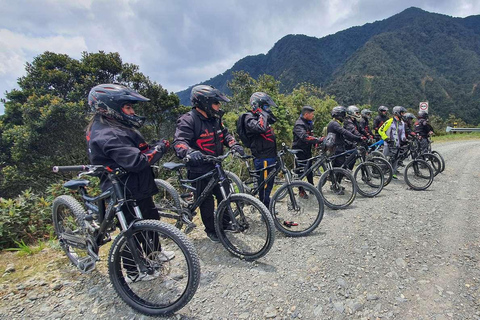 La Paz: Tour in bicicletta di 4 giorni sulla Strada della Morte e le Saline + San Pedro