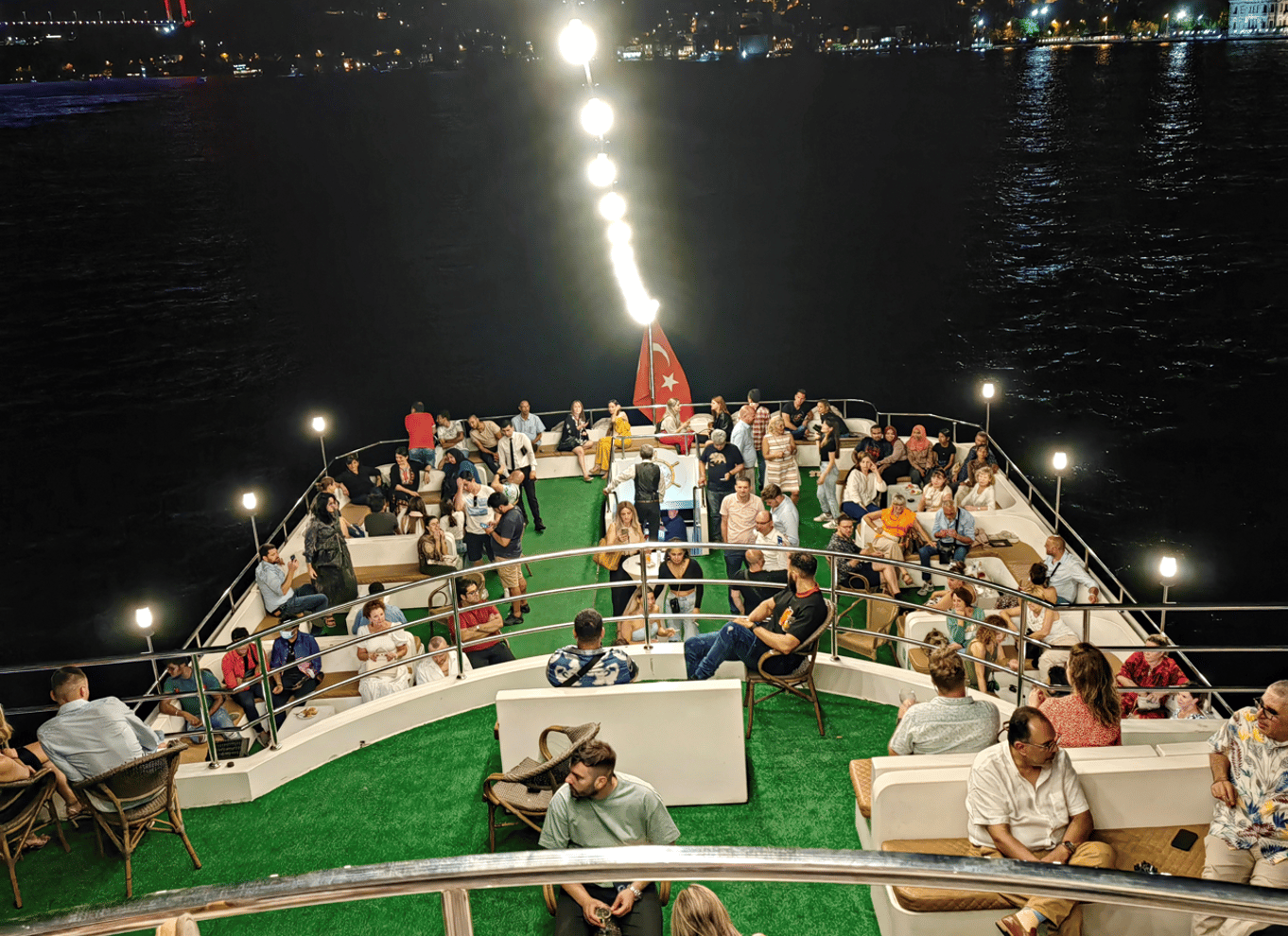 Istanbul: Bosporus-middagscruise og show med privat bord