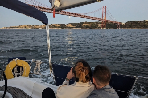Lizbona: Prywatna wycieczka łodzią. Doświadczenie żeglarskie. Zachód słońca.Prywatna wycieczka łodzią - 2 godziny doświadczenia - w ciągu dnia