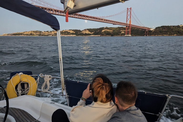 Lisbonne : Excursion en bateau privé. Expérience de la voile. Coucher de soleil.Excursion en bateau privé - 2h d'expérience - Coucher de soleil