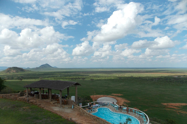 Mombaça/Diani: Safari de 2 dias em Tsavo East e West com estadiaMombaça/Diani: safári de 2 dias em Tsavo East e West com estadia