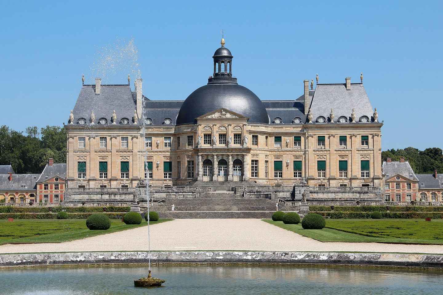 From Paris: Château de Fontaine bleau & Vaux-le-Vicomte
