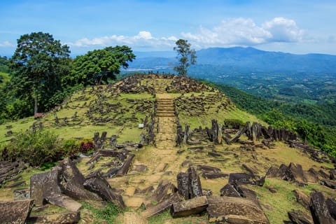 Gunung Padang heritage site & Cikondang waterfall tour - Image 2