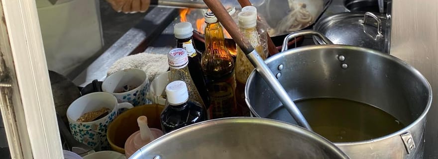 Essai de produits locaux à Takuapa par le chef de la série Amazon Prime