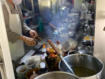 Essai de produits locaux à Takuapa par le chef de la série Amazon Prime