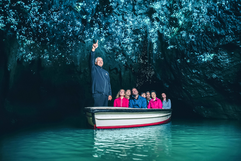 Waitomo: Jaskinie Glowworm Wycieczka z przewodnikiem łodziąWaitomo: rejs z przewodnikiem po jaskiniach Waitomo Glowworm