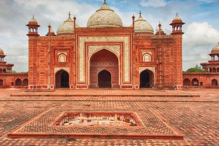 Explore Agra de Jaipur e desça em Delhi com transporte