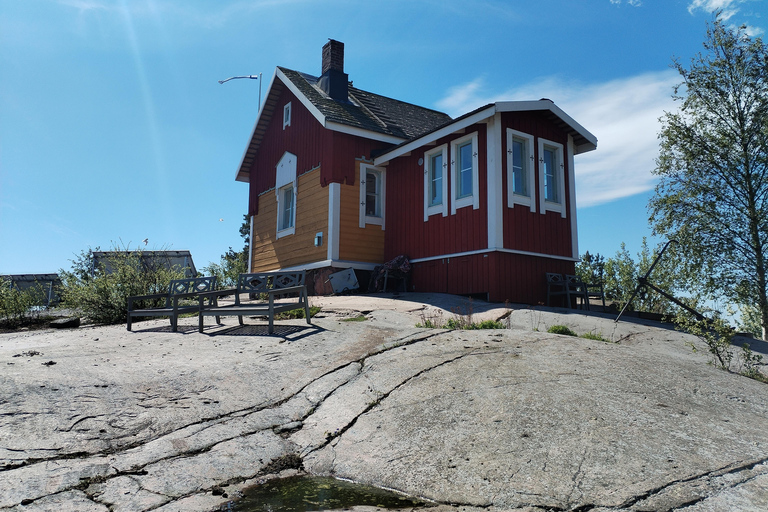 Helsinki: Cute Island Coffee Shop Visit with Lunch & Ferry