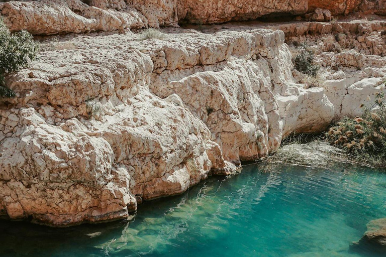 Au départ de Mascate : visite privée du Wadi Shab et du gouffre de BimmahVisite privée d'une jounée à Wadi Shab et Bimmah SinkHole Tour