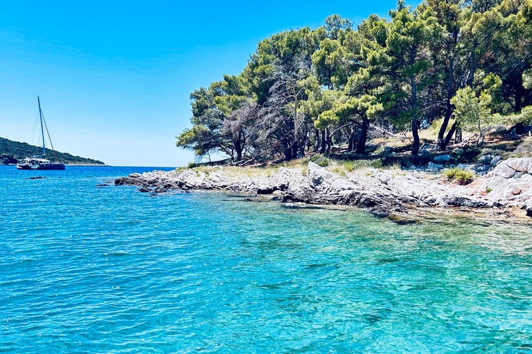 Ze Splitu/Trogiru: Błękitna Laguna i 2 wyspy - pół dnia prywatnieZe Splitu: prywatna półdniowa wycieczka do Błękitnej Laguny i Šolta Nečujam