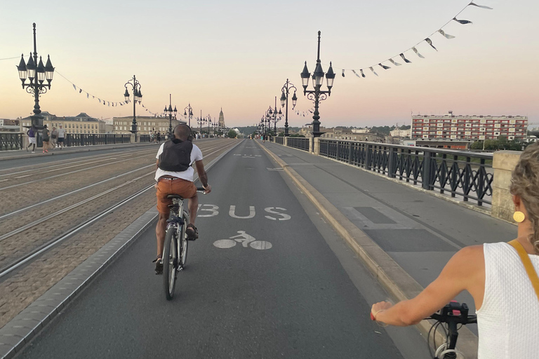 Bordeaux : visite historique des trois ponts à vélo