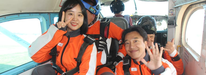 Prague : Saut en parachute en tandem à 14 000 pieds au-dessus de Prague avec transferts