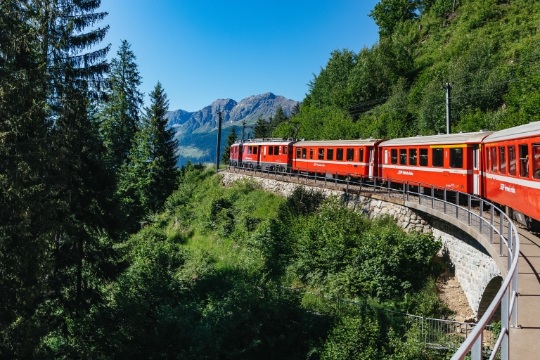 Tirano a St. Moritz: billete de un día de ida y vuelta del tren rojo BerninaBernina (rojo) ticket de ida y vuelta en el día 2ª clase