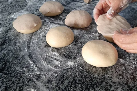 Cocina Conchas y Pan de Muerto y Visita una Fábrica de Dulces
