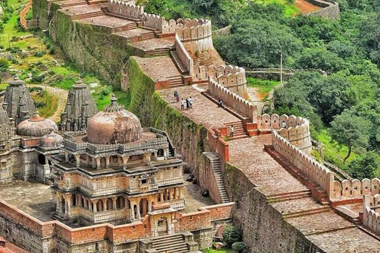 Depuis Udaipur : Excursion privée d&#039;une journée à Kumbhalgarh et Ranakpur