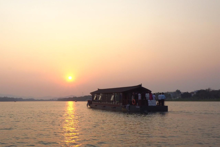 Hue: Cruzeiro romântico ao pôr do sol no rio Perfume com um café da manhã