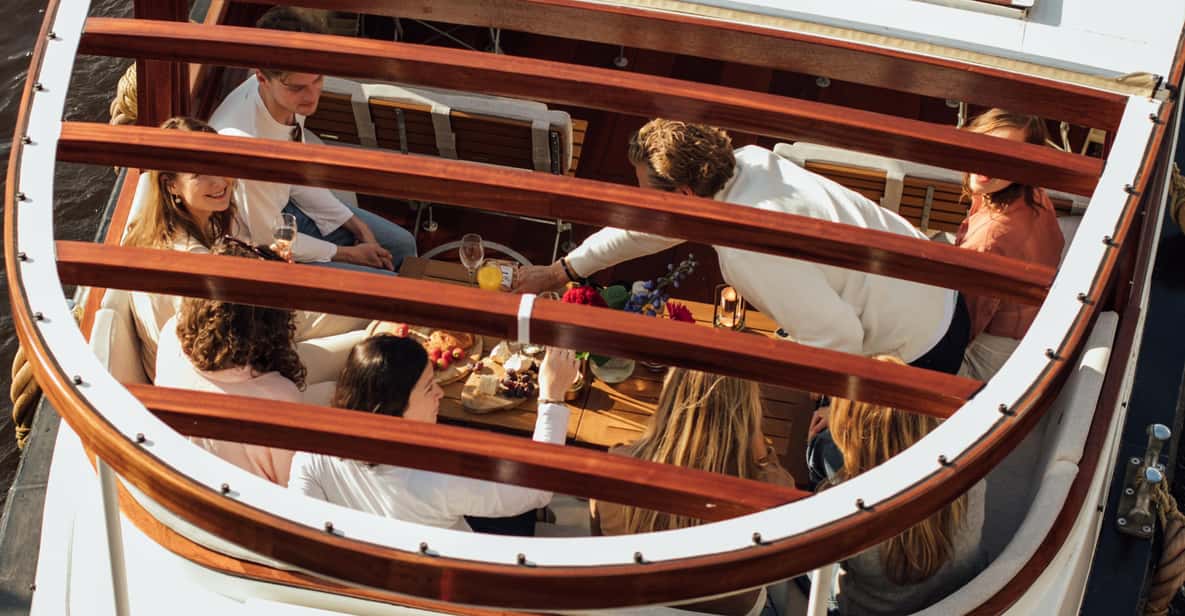 Afbeelding 3 van Amsterdam: Luxe rondvaart – optioneel uit te breiden met onbeperkte cocktails en snacks