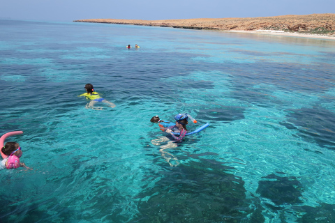 Muscat: Glass-Bottom Snorkeling Trip to Daymaniat w/ Snacks