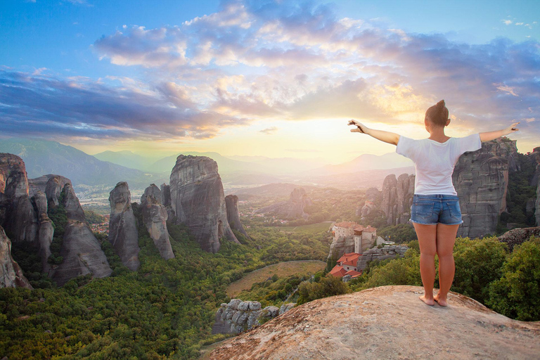 Atenas: Mosteiros e cavernas de Meteora: viagem de 1 dia e opção de almoçoTour compartilhado em pequenos grupos com traslado de ônibus