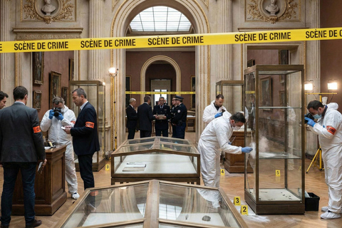 Paris: Louvre Art Heists & Scandals–Guided with VIP Entry