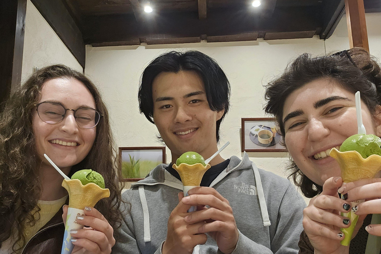 Kanazawa: Walking & Calligraphy Tour with an ex-Pro Athlete