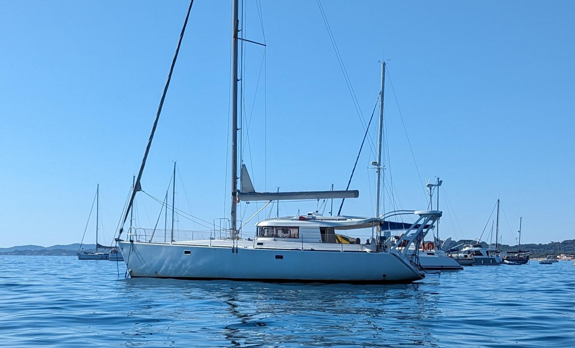 Genieße einen Tag auf See an Bord eines geräumigen Segelbootes - Mahlzeiten inklusive - La Capte