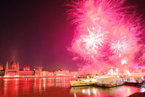 Budapest: NYE Sightseeing Party Cruise with Live DJ NYE Sightseeing Party Cruise with Live DJ