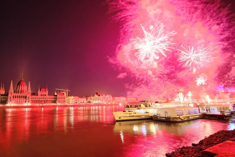 Budapest: NYE Sightseeing Party Cruise with Live DJ NYE Sightseeing Party Cruise with Live DJ