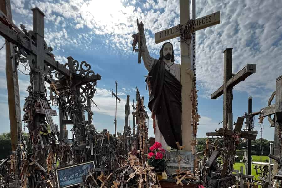 Von Vilnius aus: Berg der Kreuze, Herrenhaus Pakruojis & Kernavė .... Foto: GetYourGuide