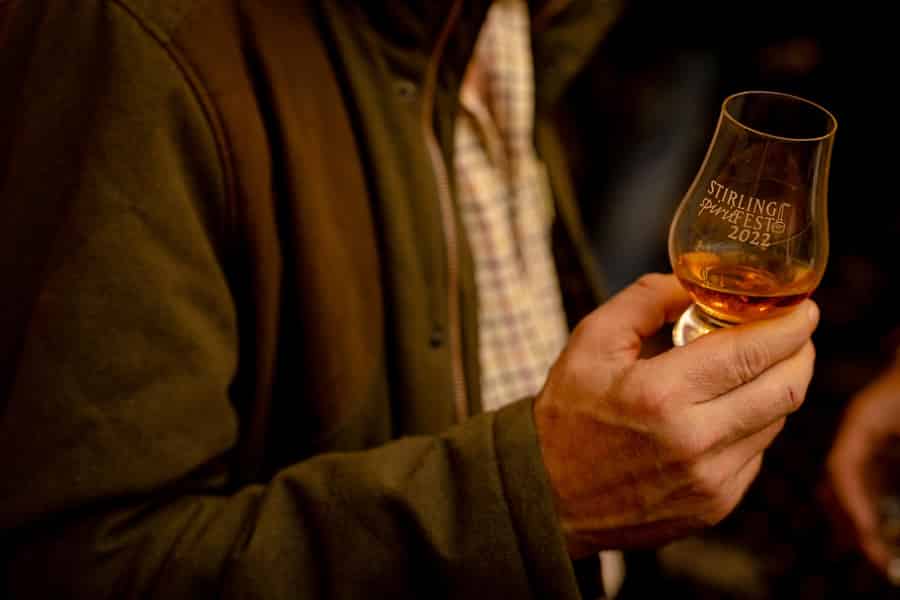 Stirling: Whisky-Verkostung in einer Destillerie nahe der Burg. Foto: GetYourGuide Stirling: Whisky-Verkostung in einer Destillerie nahe der Burg. Foto: GetYourGuide