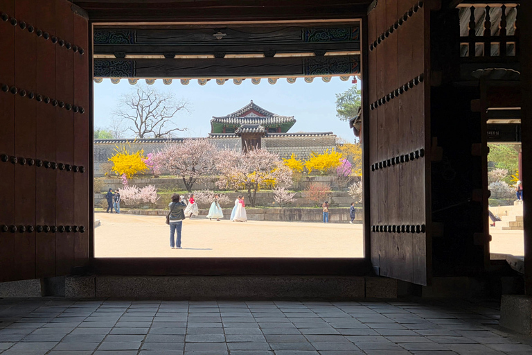 Seoul: Guided Walking Tour for Seniors with Breaks