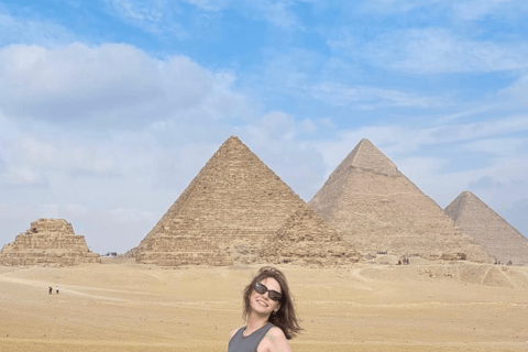 Pyramides, Sakkara et Memphis - Visite privée avec déjeunerVisite privée avec guide, transfert et déjeuner, à l&#039;exclusion des droits d&#039;entrée.