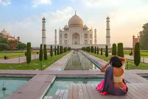 From Delhi: Taj Mahal, Agra Fort & Fatehpur Sikri Day Trip