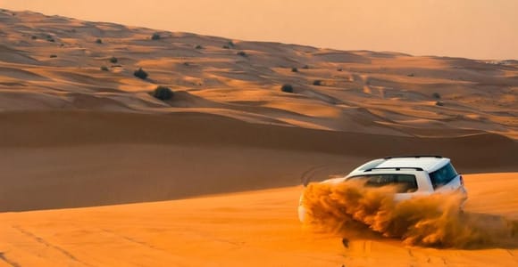 Dubai: Wüstensafari, Kamelritt, Sandboard & Buffet Dinner