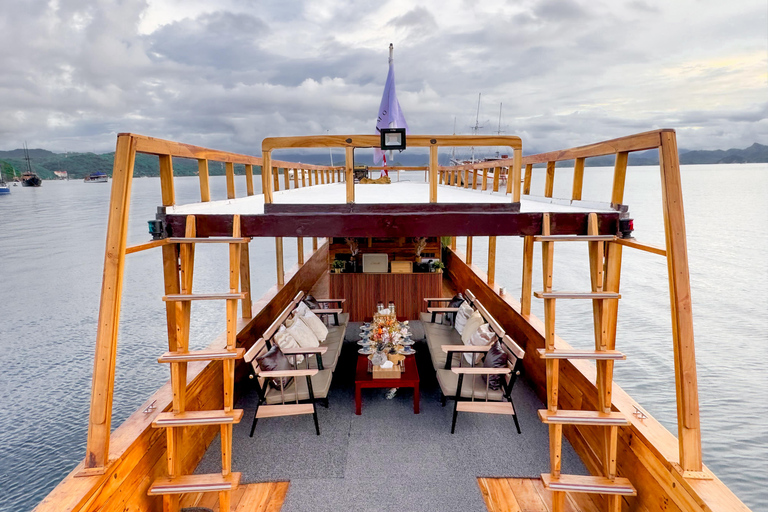Labuan Bajo: Komodo National Park Open Deck Boat Tour