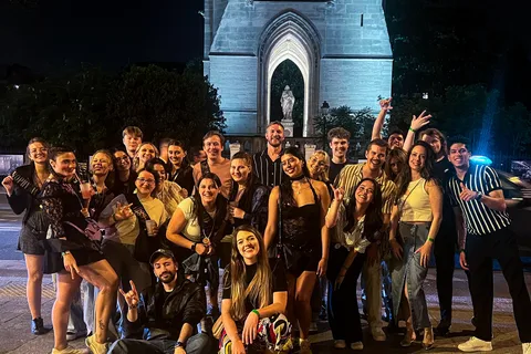 Paris: Pub Crawl guiado no centro da cidade, com shots e entrada no clube